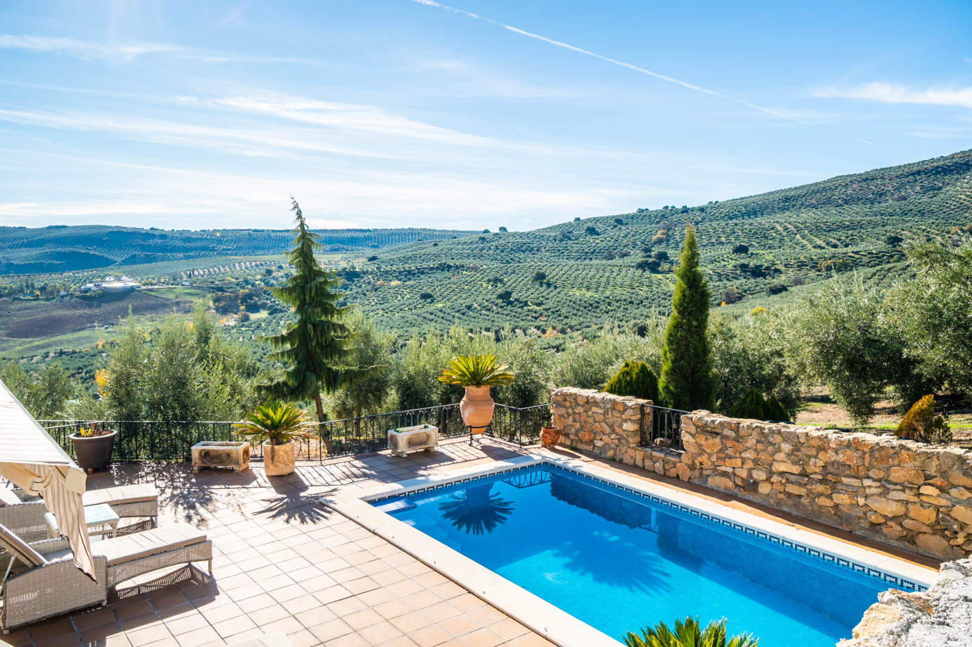 El suelo en zona piscina es ahora gris, antideslizante con patrón decorativo de hormigón